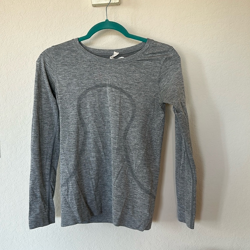 Lululemon swiftly tech shirt relaxed fit, size 2